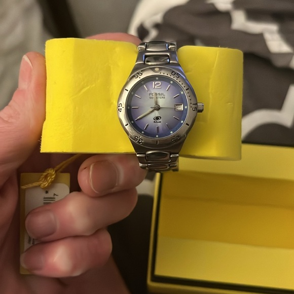 VINTAGE AUTHENTIC FOSSIL SILVER,PEARLESCENT  WOMEN'S DATE WATCH - Picture 2 of 2